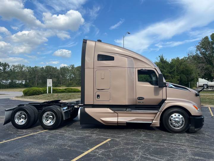 2023 Kenworth T680 76" Raised Roof Sleeper, exterior photo 2