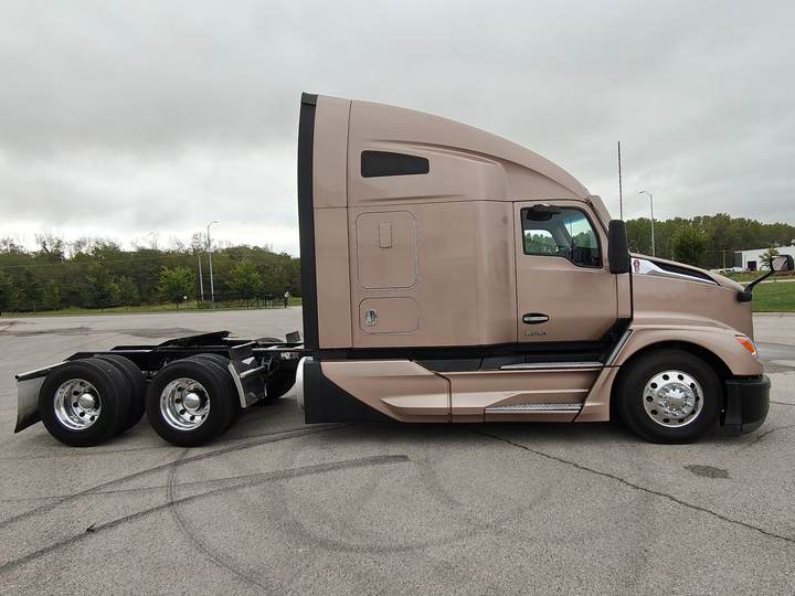 2023 Kenworth T680 76" Raised Roof Sleeper, exterior photo 4