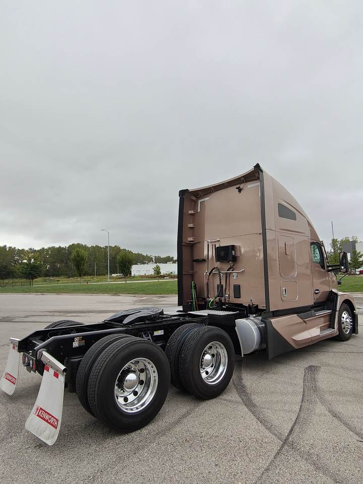 2023 Kenworth T680 76" Raised Roof Sleeper, exterior photo 5
