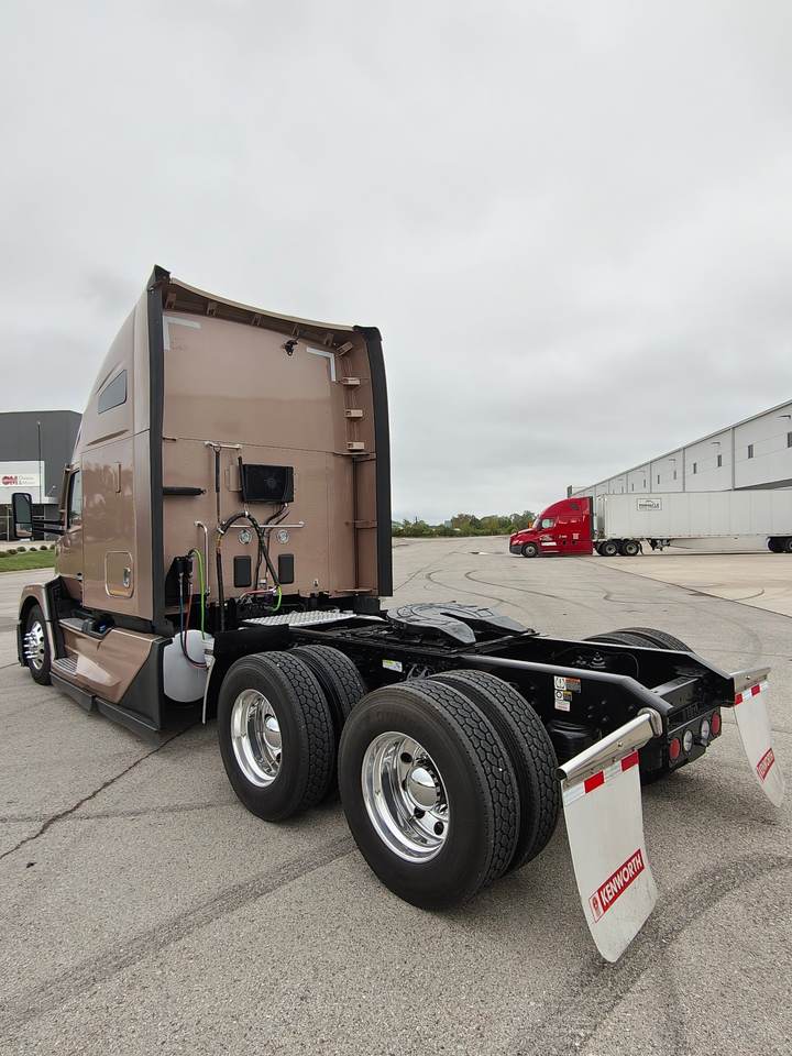 2023 Kenworth T680 76" Raised Roof Sleeper, exterior photo 6
