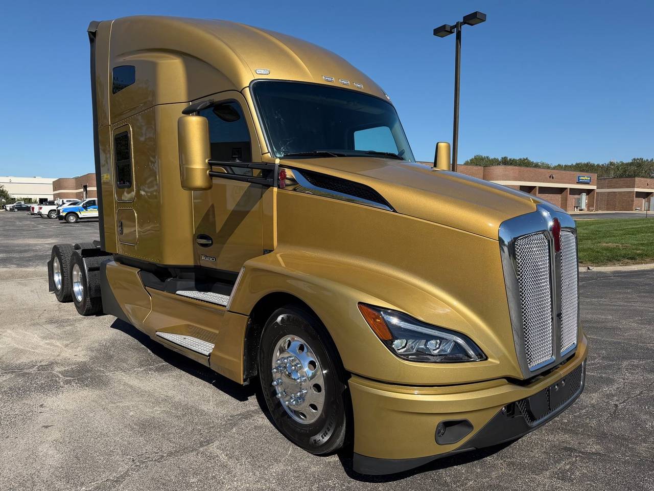 2023 Kenworth T680 76" Raised Roof Sleeper, exterior photo 1