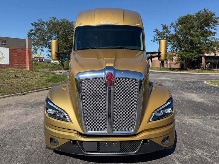 2023 Kenworth T680 76" Raised Roof Sleeper, exterior photo 2
