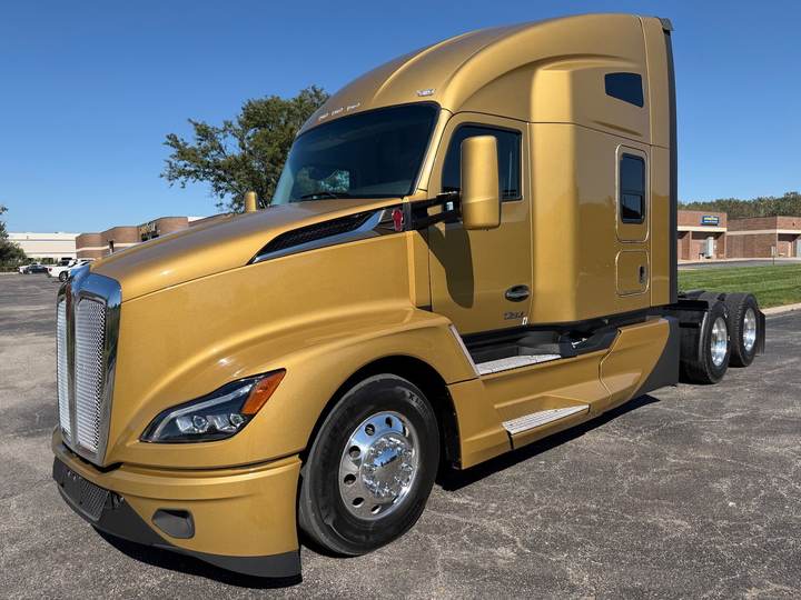 2023 Kenworth T680 76" Raised Roof Sleeper, exterior photo 3