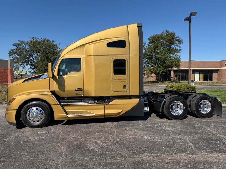 2023 Kenworth T680 76" Raised Roof Sleeper, exterior photo 4