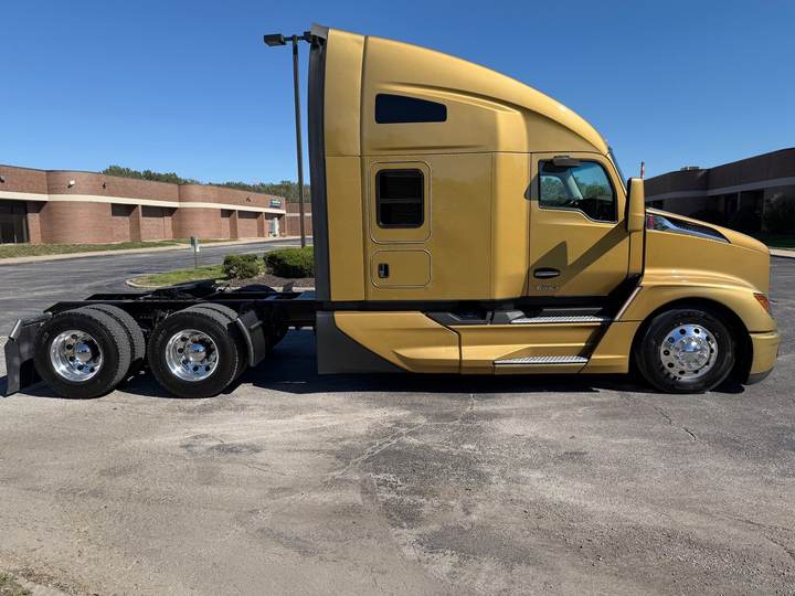 2023 Kenworth T680 76" Raised Roof Sleeper, exterior photo 5