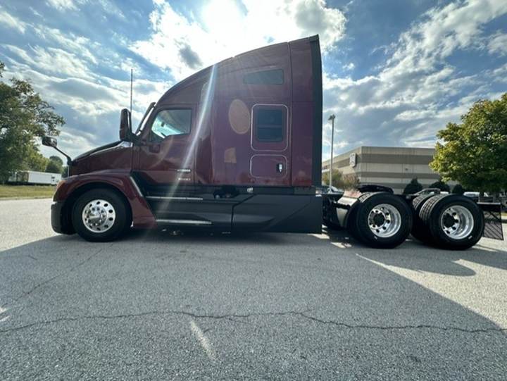 2023 Kenworth T680 76" Raised Roof Sleeper, exterior photo 5