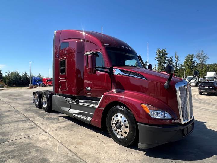 2023 Kenworth T680 76" Raised Roof Sleeper, exterior photo 1