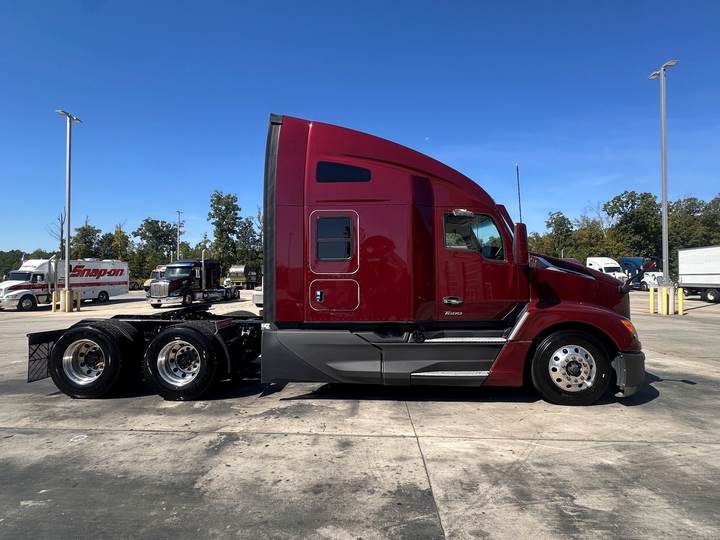 2023 Kenworth T680 76" Raised Roof Sleeper, exterior photo 2
