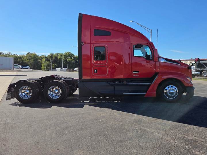 2023 Kenworth T680 76" Raised Roof Sleeper, exterior photo 5