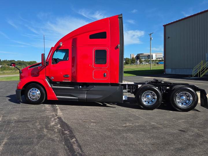 2023 Kenworth T680 76" Raised Roof Sleeper, exterior photo 6