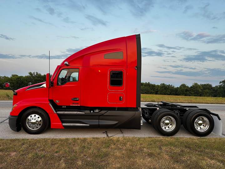 2023 Kenworth T680 76" Raised Roof Sleeper, exterior photo 5