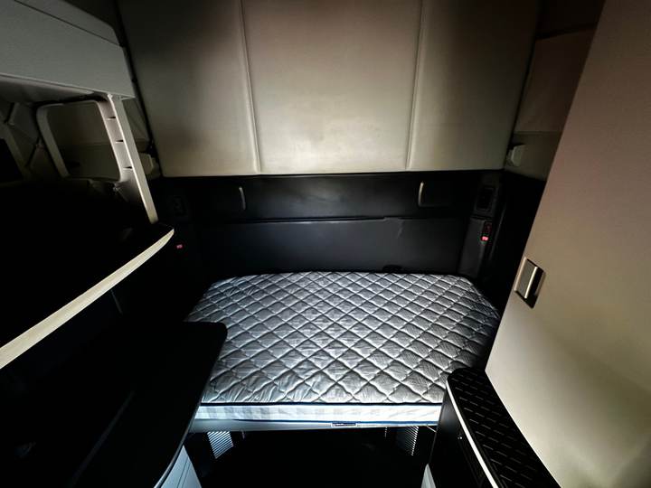 2023 Kenworth T680 76" Raised Roof Sleeper, interior photo 7