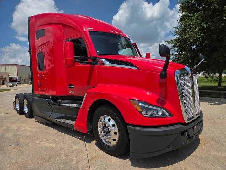 2023 Kenworth T680 76" Raised Roof Sleeper, exterior photo 1