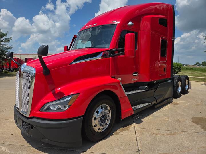 2023 Kenworth T680 76" Raised Roof Sleeper, exterior photo 2