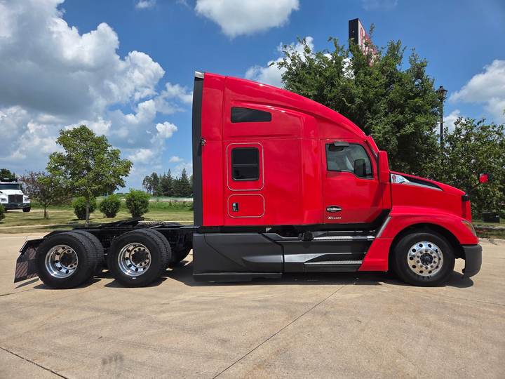 2023 Kenworth T680 76" Raised Roof Sleeper, exterior photo 5