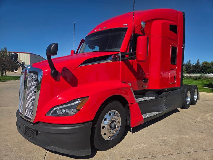 2023 Kenworth T680 76" Raised Roof Sleeper, exterior photo 2