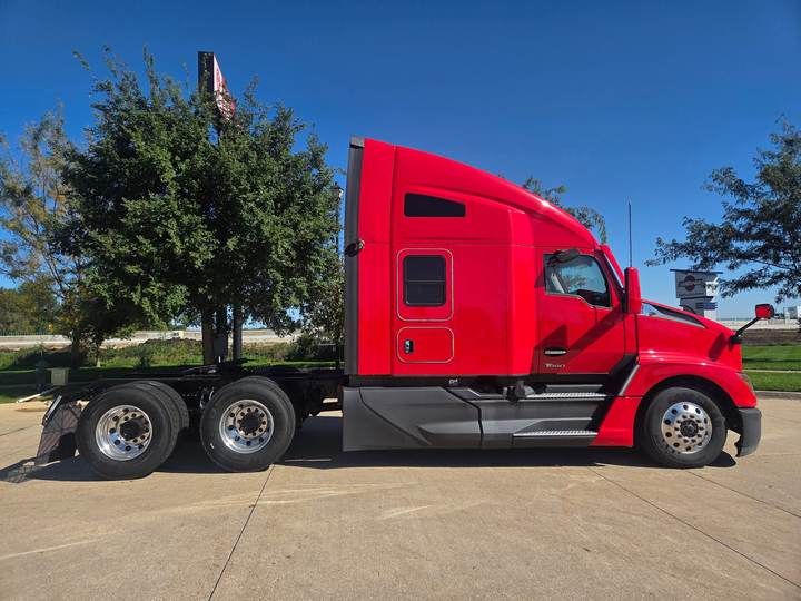 2023 Kenworth T680 76" Raised Roof Sleeper, exterior photo 4