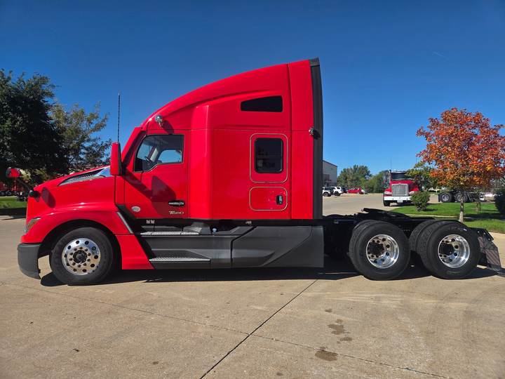 2023 Kenworth T680 76" Raised Roof Sleeper, exterior photo 5