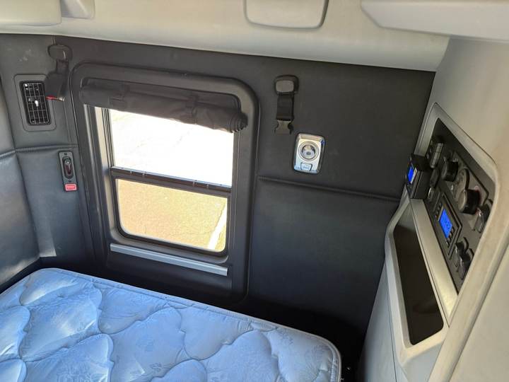 2023 Kenworth T680 76" Raised Roof Sleeper, interior photo 7