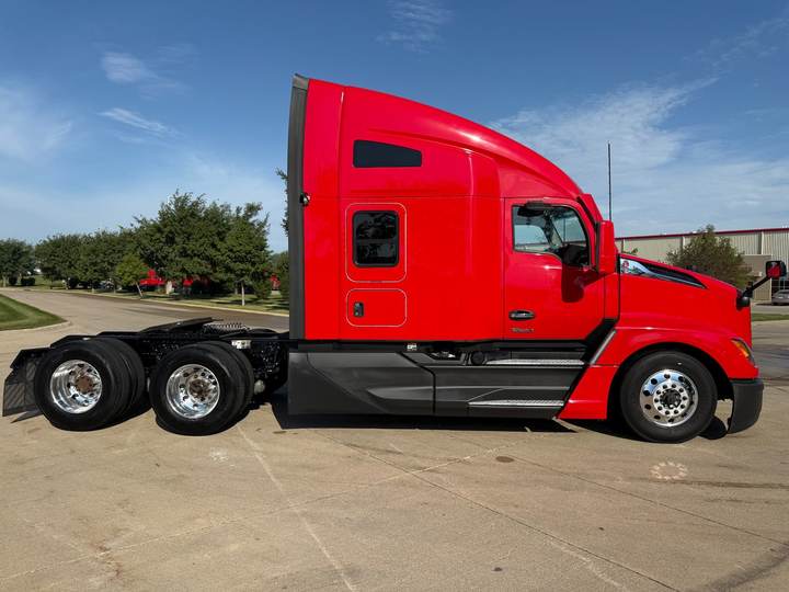 2023 Kenworth T680 76" Raised Roof Sleeper, exterior photo 5