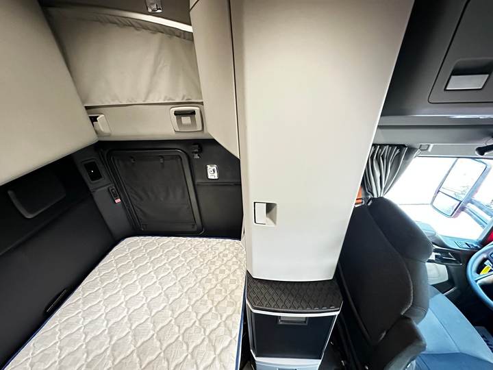 2023 Kenworth T680 76" Raised Roof Sleeper, interior photo 7
