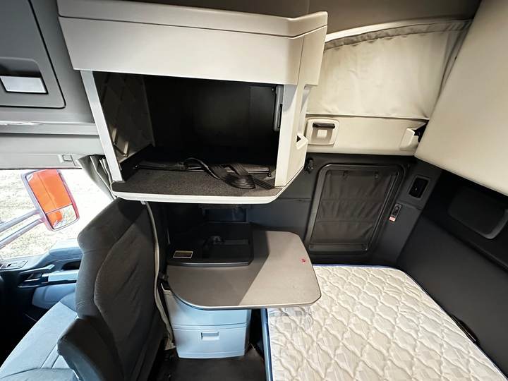 2023 Kenworth T680 76" Raised Roof Sleeper, interior photo 7