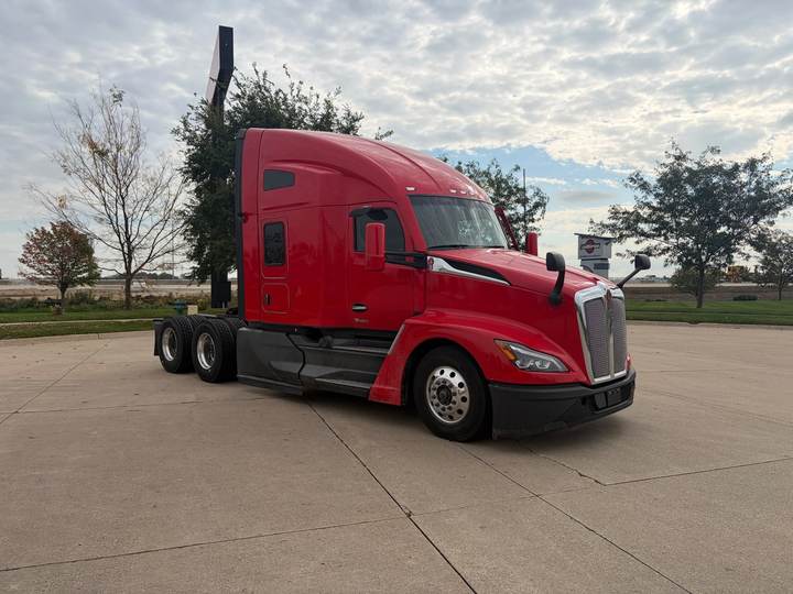 2023 Kenworth T680 76" Raised Roof Sleeper, exterior photo 1