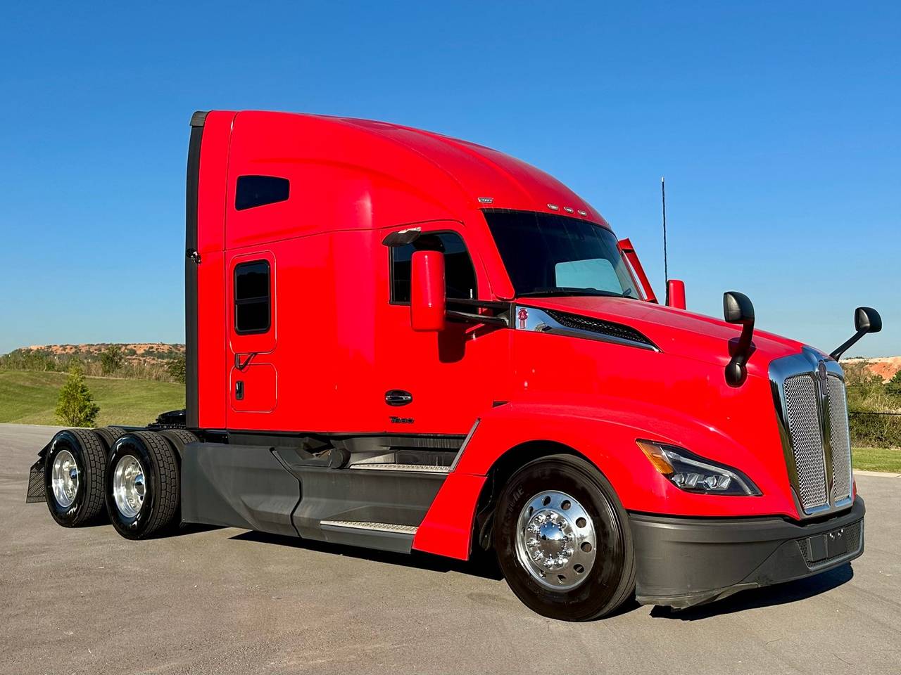 2023 Kenworth T680 76" Raised Roof Sleeper, exterior photo 1