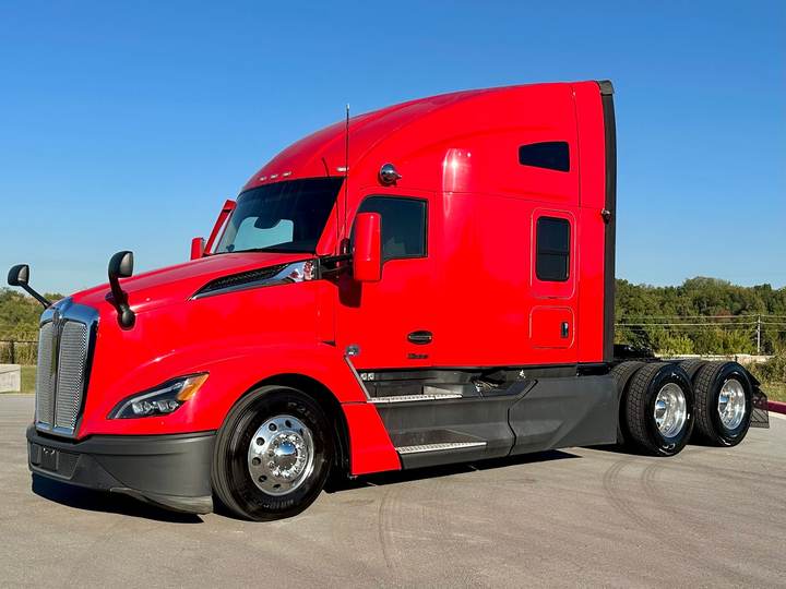 2023 Kenworth T680 76" Raised Roof Sleeper, exterior photo 2