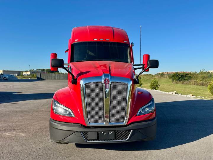 2023 Kenworth T680 76" Raised Roof Sleeper, exterior photo 5