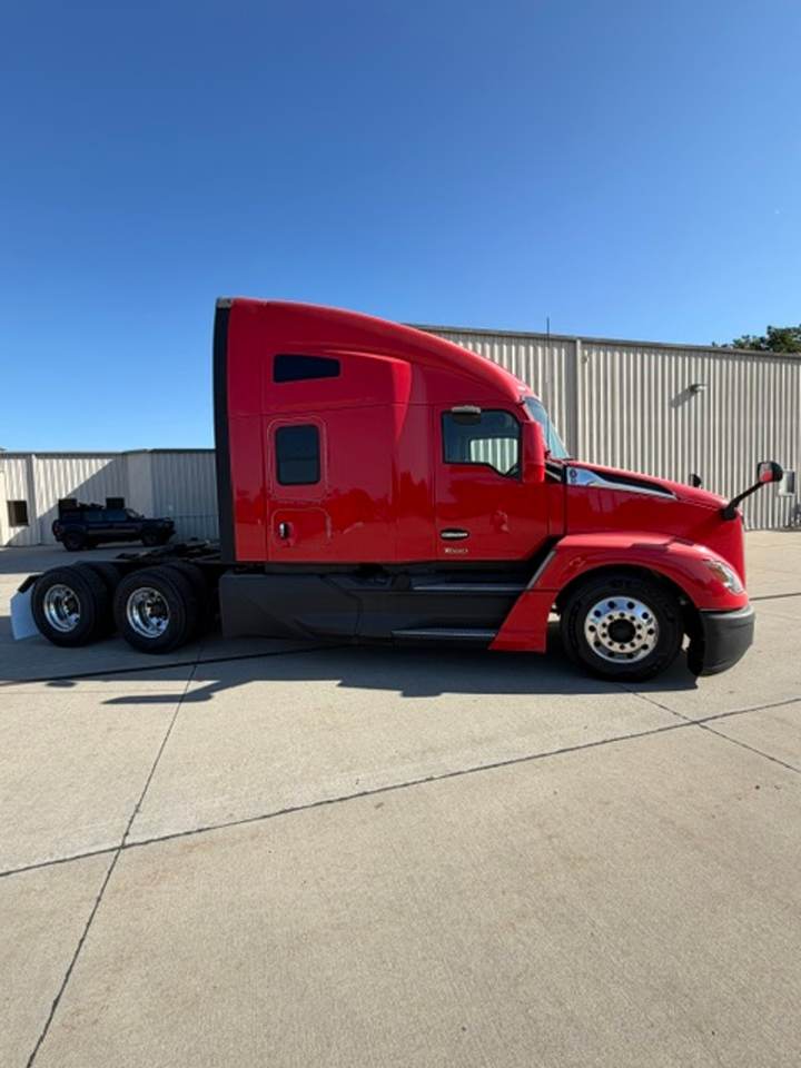 2023 Kenworth T680 76" Raised Roof Sleeper, exterior photo 2