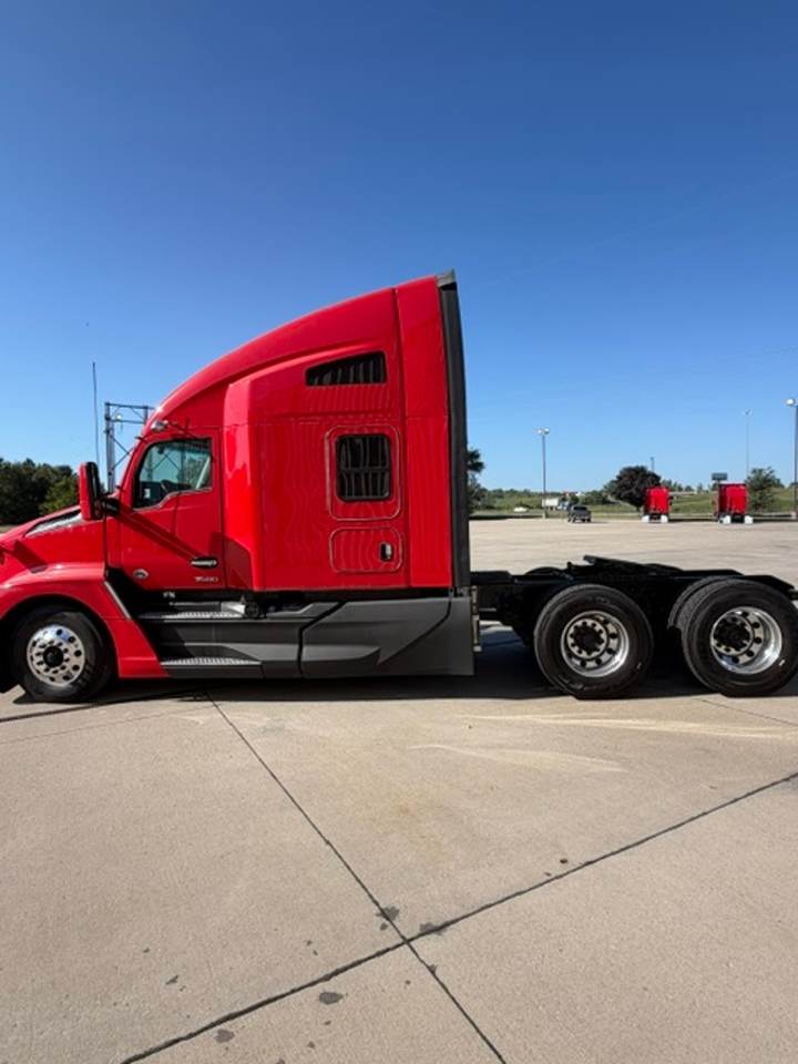 2023 Kenworth T680 76" Raised Roof Sleeper, exterior photo 4