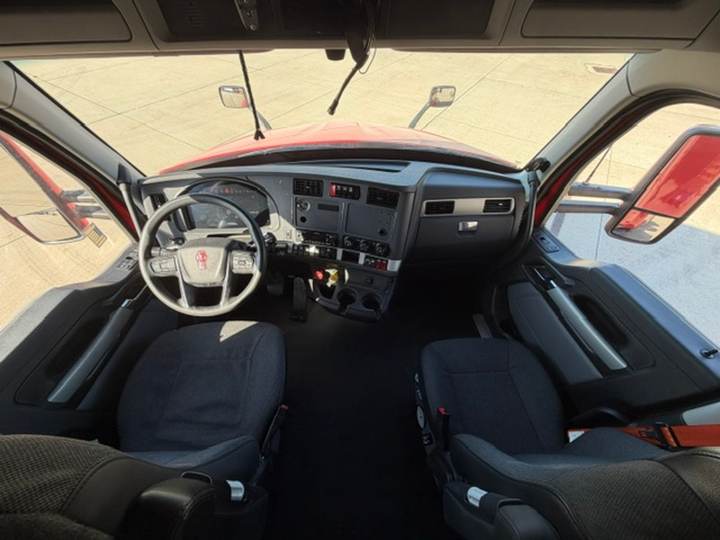 2023 Kenworth T680 76" Raised Roof Sleeper, interior photo 7