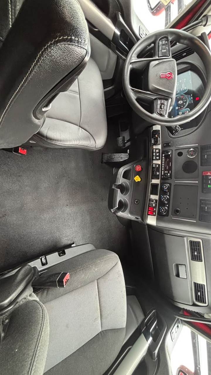 2023 Kenworth T680 76" Raised Roof Sleeper, interior photo 7