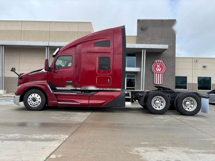 2023 Kenworth T680 76" Raised Roof Sleeper, exterior photo 4
