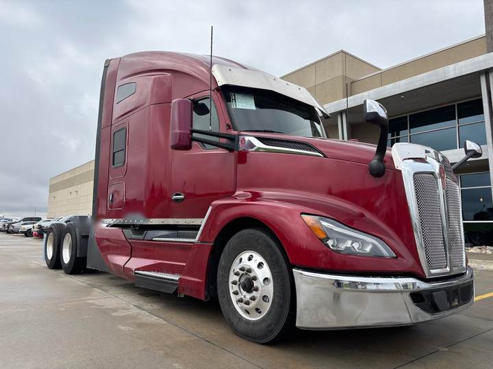 2023 Kenworth T680 76" Raised Roof Sleeper, exterior photo 5