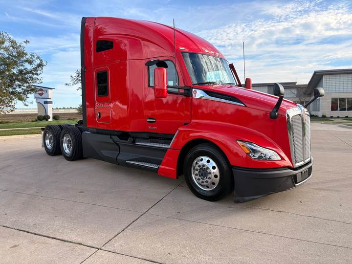 2023 Kenworth T680 76" Raised Roof Sleeper, exterior photo 1