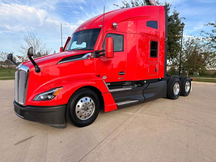 2023 Kenworth T680 76" Raised Roof Sleeper, exterior photo 3