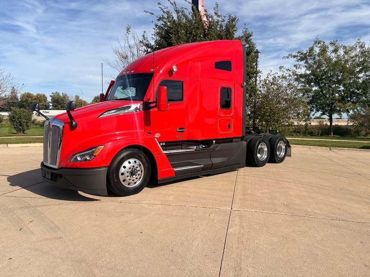 2023 Kenworth T680 76" Raised Roof Sleeper, exterior photo 1
