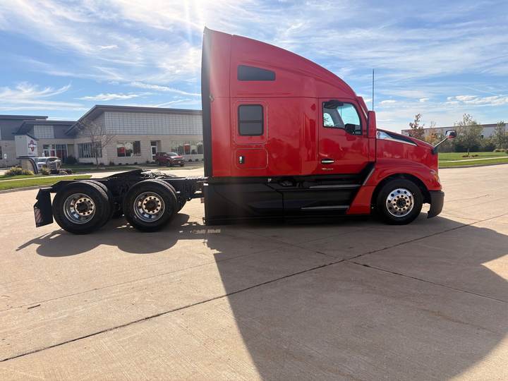 2023 Kenworth T680 76" Raised Roof Sleeper, exterior photo 6