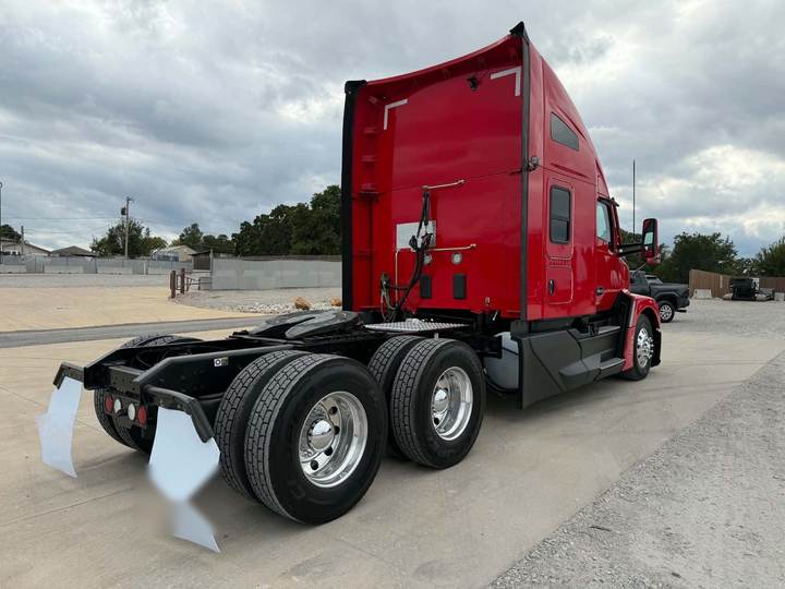 2023 Kenworth T680 76" Raised Roof Sleeper, exterior photo 3