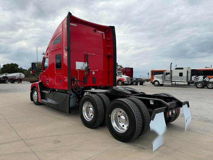 2023 Kenworth T680 76" Raised Roof Sleeper, exterior photo 7
