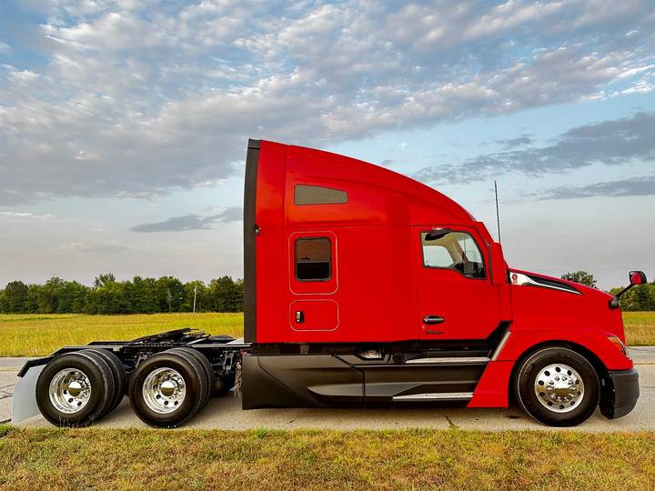 2023 Kenworth T680 76" Raised Roof Sleeper, exterior photo 2