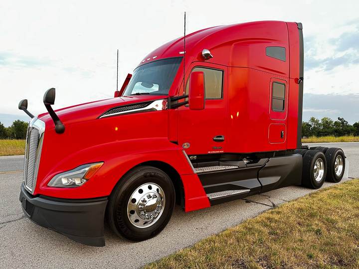 2023 Kenworth T680 76" Raised Roof Sleeper, exterior photo 6