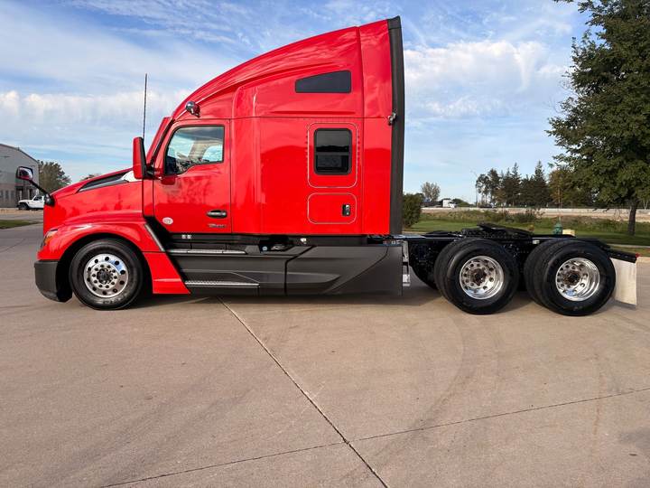 2023 Kenworth T680 76" Raised Roof Sleeper, exterior photo 4