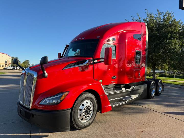 2023 Kenworth T680 76" Raised Roof Sleeper, exterior photo 2