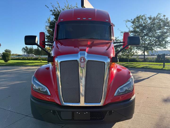 2023 Kenworth T680 76" Raised Roof Sleeper, exterior photo 4
