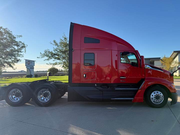 2023 Kenworth T680 76" Raised Roof Sleeper, exterior photo 5