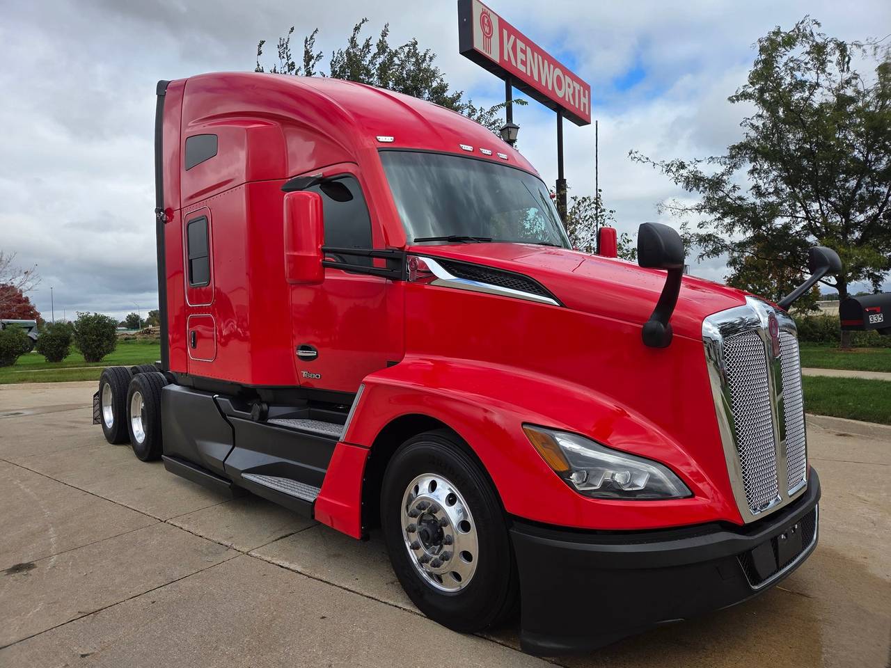 2023 Kenworth T680 76" Raised Roof Sleeper, exterior photo 1