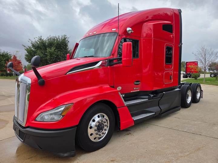 2023 Kenworth T680 76" Raised Roof Sleeper, exterior photo 2